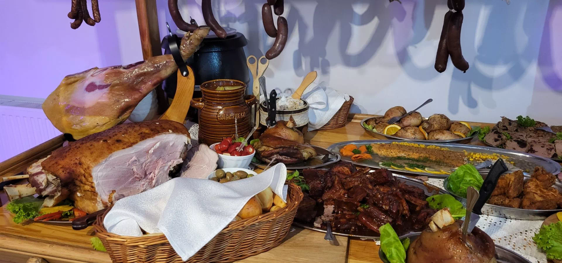 Weselny wiejski stół z mięsem
